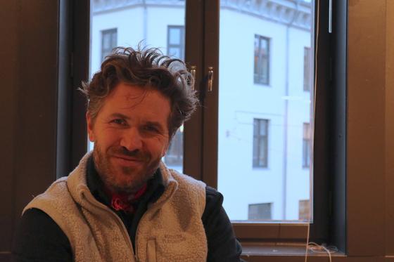Jo Egil Tobiassen sitter p&aring; kontoret.