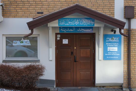 Inngangspartiet til moskeen Madina Institute på Grorud