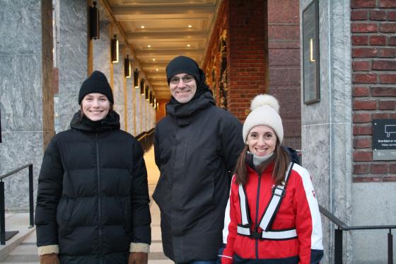 3 foreldra fra aksjonsgruppe foran rådhuset