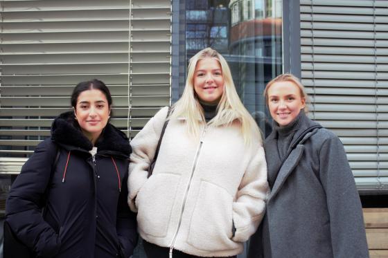 Et bilde av tre studenter 