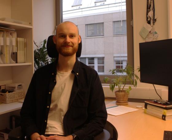 Forsker på kontoret sitt