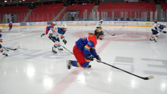 Vålerengas spiller skøyter etter en puck