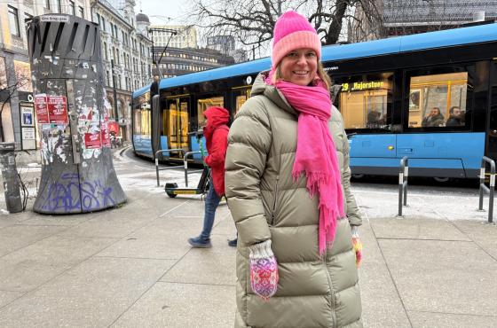 Julia Bland (53) i rosa klær