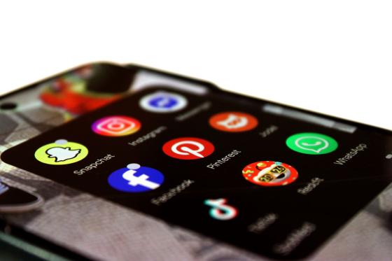 Close-up av en telefon med sosiale medier app-ikoner
