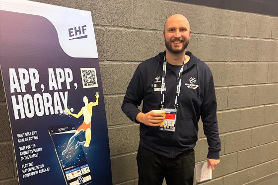 Christoffer Næss er frivillig under håndball EM i Unity arena