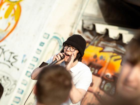 Kaybeo som står på scenen og rapper