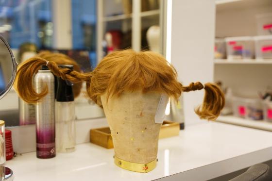 Pippi parykk som står på sminkerommet