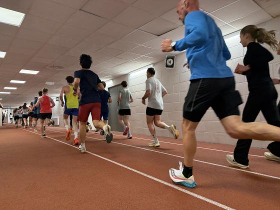 Løpebølgen inntar innendørsbanen på Bislett.