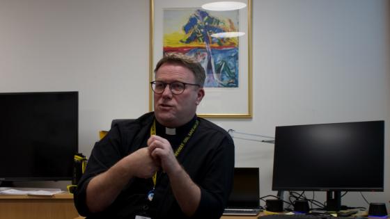 lufthavnpresten på kontoret