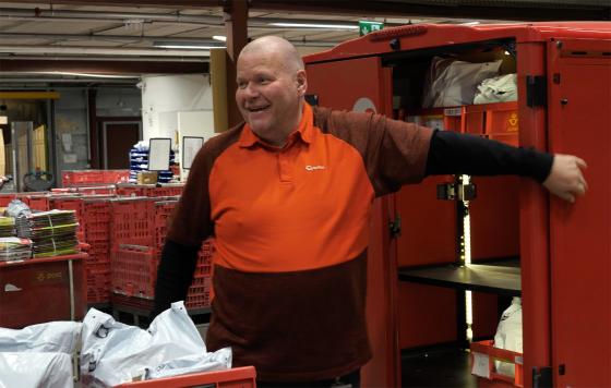 mann glad rød post