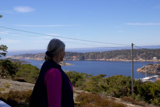 Unni ser utover Hankø