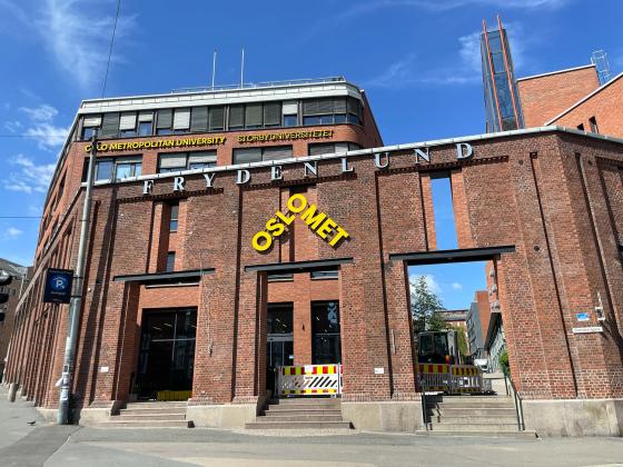 Et murbygg hvor det st&aring;r OsloMet i gul skrift