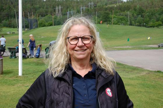 Daglig leder i Groruddalen Golfklubb, Gitte Enerly Selstad, foran drivingrangen.