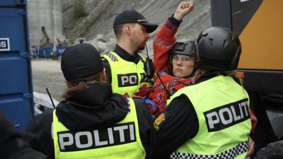 Aksjonist blir båret bort av politiet