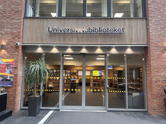 Inngangen til biblioteket p&aring; oslomet