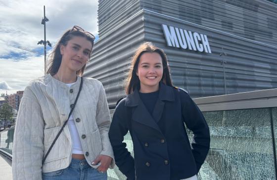 Kristine Kullerud (20) og Samantha Rimestad (20) utenfor Munchmuseet i Bjørvika.