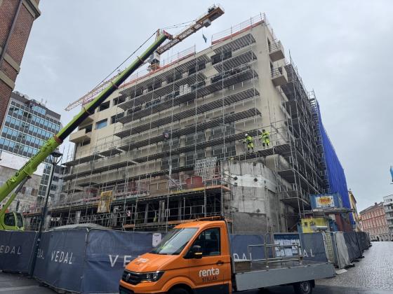 Byggningsarbeidere står på et stilas i Oslo