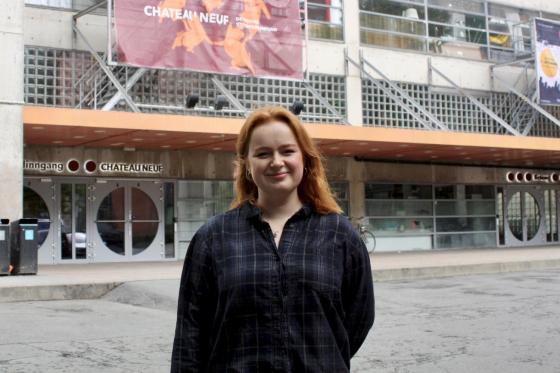 Ny ansvarlig redaktør for RadioNova, Hannah Myhre, utenfor Chateu Neuf