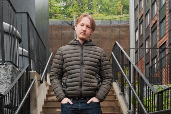 Mann st&aring;r i en trapp