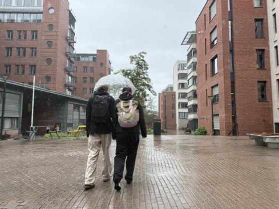 Regnv&aelig;r p&aring; campus med paraply