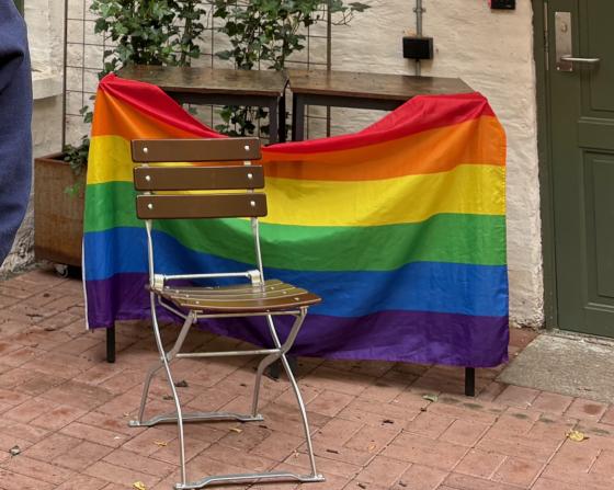 et prideflagg med en stol foran