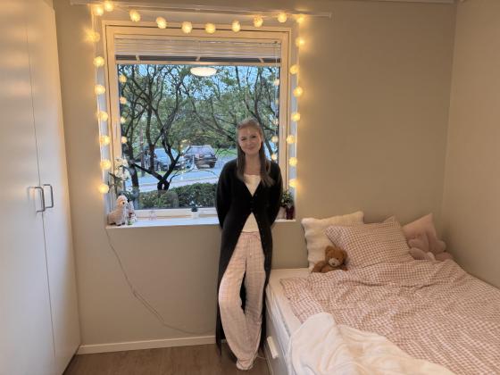 Studenten Caroline som står i studentboligen sin.