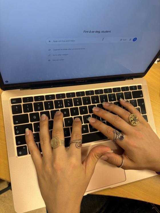 Student som er inne på en chatbot
