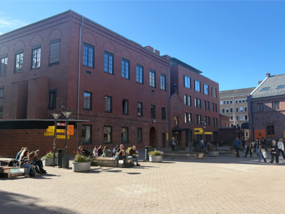 Utsiden av OsloMet på en solfylt dag