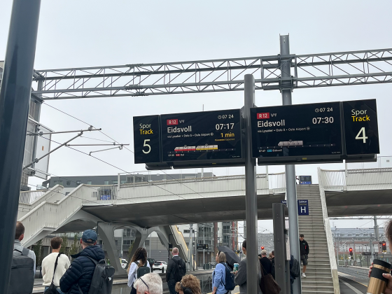 Pendlere venter på forsinkede tog.