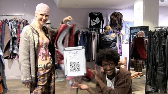 Emma Gaarder og Ahmed Daahir viser frem en underskriftskampanje om moms p&aring; brukt