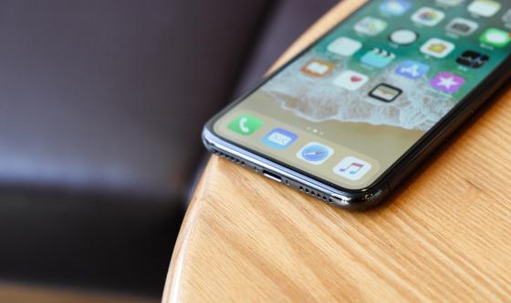 En iPhone som ligger p&aring; et bord