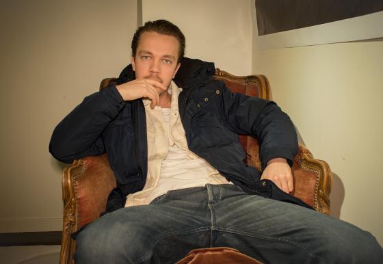 Musikkartister sitter p&aring; trone. 