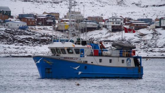 Fiskeb&aring;t seiler ute p&aring; sj&oslash;en