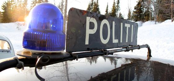 Politisirene med et skilt hvor det st&aring;r politi