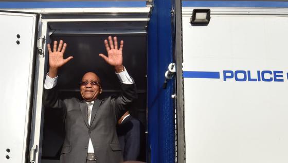 President Zuma st&aring;r ved politiet. 