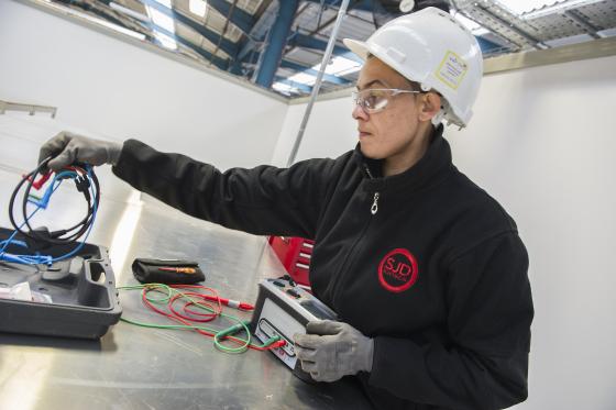 En kvinne med arbeidskl&aelig;r 