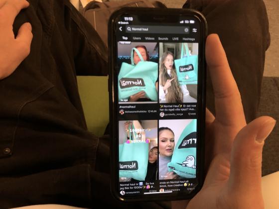 Bilde av TikTok skrolling p&aring; mobil. 