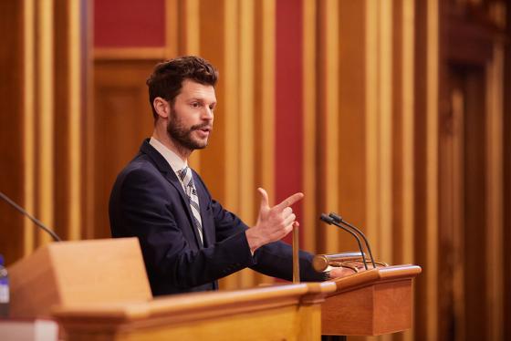 R&oslash;dtleder Bj&oslash;rnar Moxnes fra talestolen.
