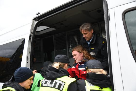 perosner b&aelig;res bort