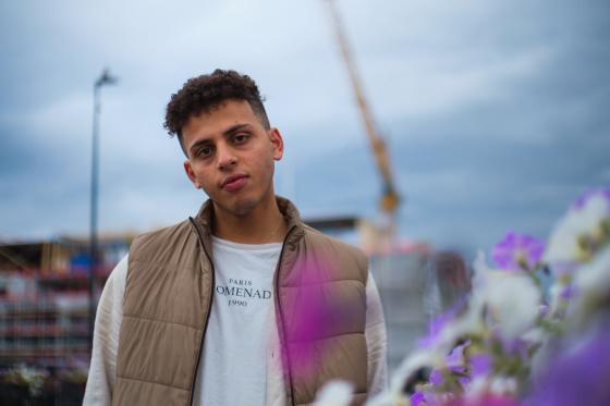 Mustafa Hasan poserer p&aring; en bro i Sandvika.