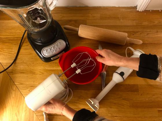 Bilde av en kj&oslash;kkenbolle, stavmikser, kniv, blender. Dame holder h&aring;nden p&aring; bollen