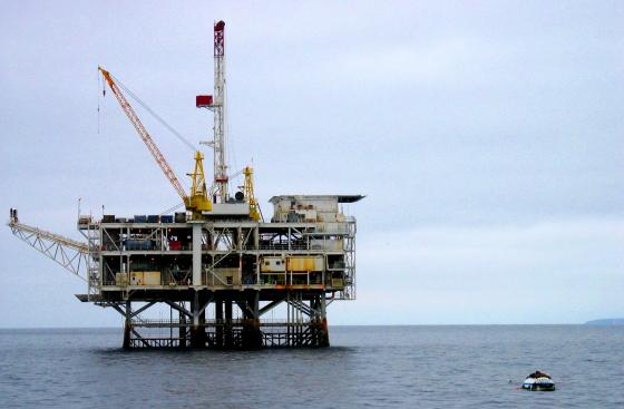 Oljeplatform p&aring; sj&oslash;en