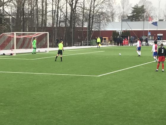 KFUM Oslo gj&oslash;r seg klare til &aring; skyte straffespark mot Ullern.