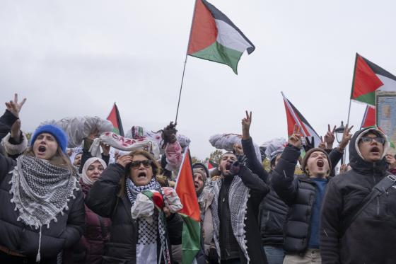 Folk roper p&aring; Palestina-demonstrasjonen.