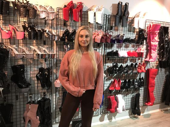 Tiril Sundkj&aelig;r st&aring;r foran en hylle med sko