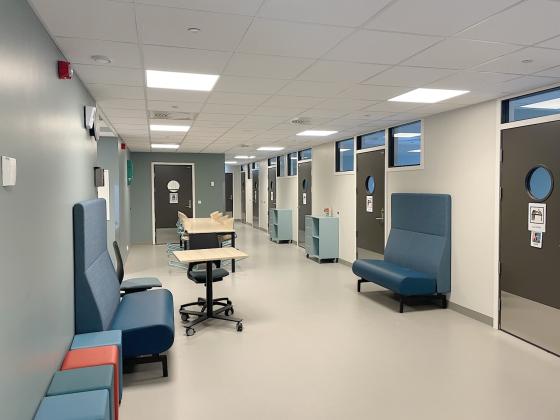 Bildet viser store deler av f&oslash;rsteetasjen i den nye spesialavdelingen p&aring; Lusetjern skole