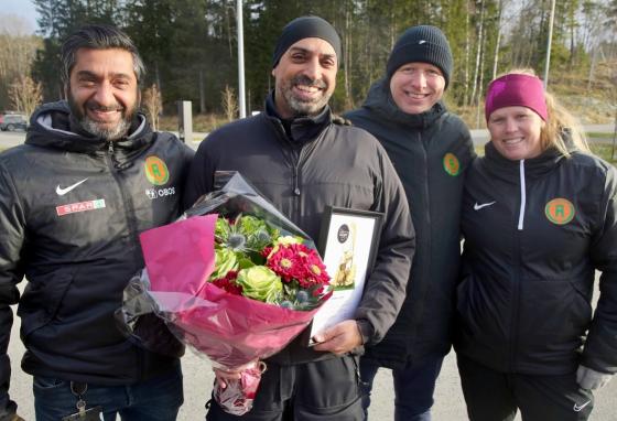 Adnan Naeem fikk blomster og diplom som vinner av &aring;rets ildsjel. 