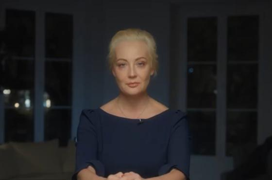 Julia Navalnaja snakker til kamera i video p&aring; X