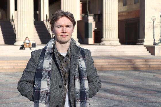 Alexander ser inn i kameraet p&aring; universitetsplassen i Oslo. 