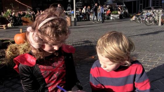 Rebusdeltakere Alma og Gustav konsentrerer seg om en av postene i Bj&oslash;rvikajakten. 